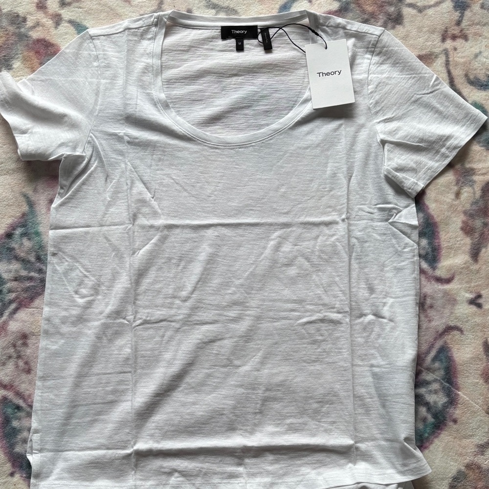 Theory White Scoop Neck Short Sleeve Tee. NWT Size M